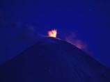 На Камчатке вулкан Ключевской выбрасывает раскаленную лаву на 500 метров