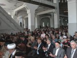С появлением молодого месяца во многих странах мира наступил мусульманский праздник разговения С появлением молодого месяца во многих странах мира наступил мусульманский праздник разговения