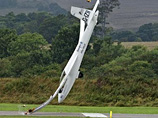 Пилотажный планер Swift S-1, которым управлял 35-летний пилот Майк Ньюман, при выполнении трюка врезался носом в землю