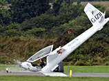 Кабина пилота была разбита, однако сам летчик выжил. Авария произошла в 100 метрах от толпы зрителей
