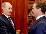 Стратегия президента Дмитрия Медведева и премьер-министра Владимира Путина до недавнего времени заключалась в том, чтобы как можно дольше оттягивать прямой ответ на вопрос о следующем главе государства