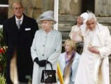 У своей шотландской резиденции Папу встретила королева Великобритании Елизавета II