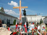 С площади перед президентским дворцом в Варшаве исчез "крест Качиньского", расколовший польское общество