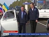 Медведев и Янукович подключились к автопробегу: оба на "Победах", хотя президенту Украины подобрали "ЛуАЗ"