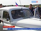 Президенты России и Украины Дмитрий Медведев и Виктор Янукович подключились к автопробегу на ретро-автомобилях
