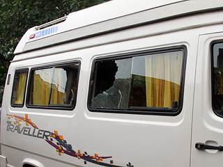 По сообщениям полиции, несколько боевиков на мотоциклах открыли беспорядочную стрельбу по туристическому автобусу