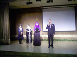 Торжественные мероприятия проходили в концертном зале, украшенном чеченскими флагами. На сцену выходили женщины, одетые в сатиновые платья до пят