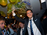 Глава партии Джимми Акессон (на фото справа) празднует успех на выборах