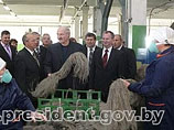 Лукашенко велел белорусским чиновникам и бизнесменам носить "брендовую" льняную одежду