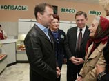 Медведев объяснил курским старикам, в чем смысл жизни, и не смог купить хлеба в магазине