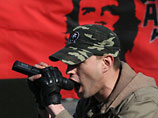 Денис Оснач исполняет песню на одном из митингов в Калининграде