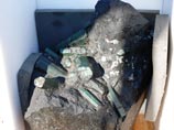 Баиянский изумруд - это необработанный камень обычного темного цвета с вкраплением нескольких зеленых кристаллов толщиной в руку человека