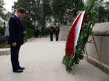 Президент РФ Дмитрий Медведев возложил венок к Мемориалу советским воинам, павшим при освобождении северо-востока Китая от японских захватчиков