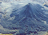 Карымская сопка, высота которой составляет 1536 метров, - один из наиболее активных вулканов Камчатки