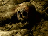 Около 11:00, во время замены одной из труб отопления рабочие сломали кирпичную перегородку, за которой были найдены древние саркофаги с человеческими останками