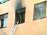 Пожар возник в автобоксе, на втором этаже которого расположены несколько жилых комнат