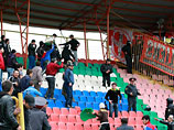 В ходе матча в Махачкале болельщики хозяев поля закидывали сектор спартаковских фанатов пластиковыми креслами и другими предметами