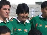Президент Боливии в окружении охраны сыграл в футбол с политическими оппонентами (ВИДЕО)