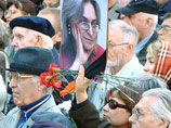 Акция возле памятника Грибоедову началась в 16:30 - именно в это время 7 октября 2006 года прозвучал роковой выстрел