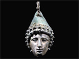 Медный шлем древнеримского кавалериста, в прекрасном состоянии, продан на аукционе Christie's за 2,3 миллиона фунтов стерлингов (3,7 млн долларов) - в восемь раз выше первоначальной оценочной стоимости
