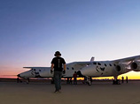 Туристический космический корабль SpaceShipTwo, созданный возглавляемой сэром Ричардом Брэнсоном американской компанией Virgin Galactic, осуществил в воскресенье первый самостоятельный планирующий полет с людьми на борту