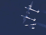 SpaceShipTwo был поднят кораблем-носителем на высоту более 13 тысяч метров и отцеплен над пустыней Мохаве в штате Калифорния