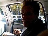 После посадки самолета Шварценеггер выложил в Сеть свое фото на пути из аэропорта и написал: "Только что приземлился в Москве. Чудесный день. Не могу дождаться встречи с президентом Медведевым"