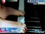 Уроженец Пекина исполнил песню под названием "Вы прекрасны", виртуозно аккомпанируя себе на фортепьяно пальцами ног