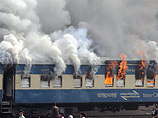 В Бангладеш поезд врезался в толпу митингующих
