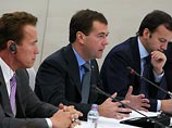 Шварценеггер помог Медведеву пропиарить "Сколково" на миллиард долларов и оценил его тренажеры