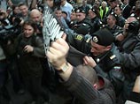 "День гнева" возле мэрии Москвы. С уходом Лужкова ничего не изменилось: оппозиционеров жестко хватают и тащат в автобусы