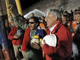 Последним из горняков, словно капитан корабля, терпящего бедствие, по выражению чилийского президента, шахту покинул начальник смены 54-летний Луис Урсуа, который считается их лидером