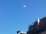 В Нью-Йорке в районе Манхэттена десятки людей накануне днем наблюдали парящие высоко в небе странные блестящие предметы серебристого цвета