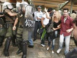 Афинские омоновцы вынуждены были применить дубинки и слезоточивый газ, чтобы освободить самую знаменитую достопримечательность Греции, куда протестующие не пускают туристов