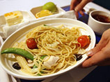 Британские ученые выяснили, почему многим авиапассажирам не нравится качество подаваемой в самолетах еды