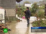 В результате ливневых дождей, прошедших в Туапсинском районе Краснодарского края в нескольких горных населенных пунктах, оказались подтоплены жилые дома частного сектора, погиб один человек
