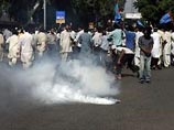 За последние полгода в ходе столкновений между ними в Карачи погибли более 200 человек, сожжены десятки автомобилей и магазинов. Из-за опасений за свою жизнь жители мегаполиса предпочитают по возможности в вечернее время не покидать дома