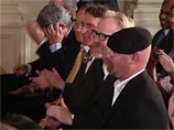 Ведущие программы Адам Сэвидж и Джейми Хайнеман на молодежной научной выставке, проходившей в Белом доме Ведущие программы Адам Сэвидж и Джейми Хайнеман на молодежной научной выставке, проходившей в Белом доме