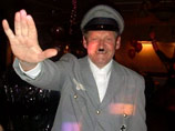 Правящая Консервативная партия Великобритании приостановила членство одного из партийцев, который пришел на костюмированную вечеринку переодетым в Адольфа Гитлера