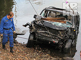 В Куйбышевском районе города в реку с моста упал внедорожник, в котором находились семь человек