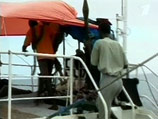 Несмотря на то, что пираты высадились на сухогруз, экипаж успел подать сигнал SOS и укрыться в так называемой цитадели (труднодоступном помещении)