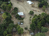 Под удар последовавшего за ним цунами попали отдаленные и малонаселенные острова Ментаваи. Сотни домов было смыто волнами на островах Пагаи и Силабу