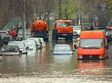 Автомобилисты помогают жителям затопленных улиц в Москве добраться до метро (ВИДЕО)