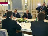 Визит Путина на Украину вышел странным и скомканным. Местные журналисты заметили синяк на его лице Визит Путина на Украину вышел странным и скомканным. Местные журналисты заметили синяк на его лице