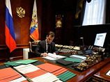 Медведев, раздраженный неисполнительностью чиновников, придумал новый способ контроля над ними Медведев, раздраженный неисполнительностью чиновников, придумал новый способ контроля над ними