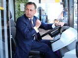 Вице-премьер Украины успешно испытал на прочность новый "ЛАЗ", врезавшись в машину ГАИ

