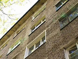 В Кировской области выбросилась из окна пятого этажа общежития и разбилась насмерть шестилетняя девочка, страдавшая от истощения