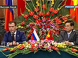 "Прежде всего я хотел бы поздравить Вьетнам, народ Вьетнама с теми успехами, которые были достигнуты за последнее время", - сказал Медведев