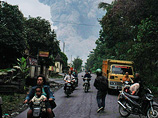 Более 50 тысяч человек вынуждены покинуть свои дома в центре индонезийского острова Ява в связи с возрастанием активности вулкана Мерапи