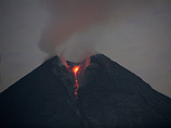 Накануне вулкан вновь стал испускать потоки лавы и пирокластические облака (раскаленные облака пепла, вулканических пород и газов)